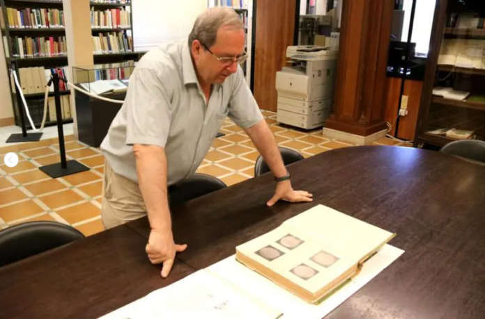 L'investigador Juanjo Curto, mirant documents històric de l'eclipsi solar total a la Biblioteca de l'Observatori de l'Ebre
