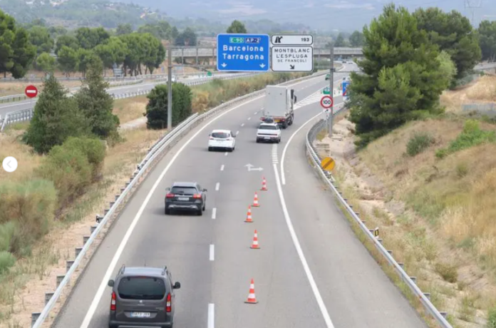 Imatge dels cons que s'han col·locat a la sortida de Montblanc de l'AP-2 en sentit Barcelona i que anul·len un carril de circulació