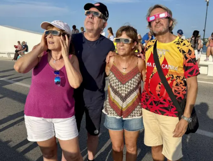 Una família mirant l'eclipsi a Deltebre