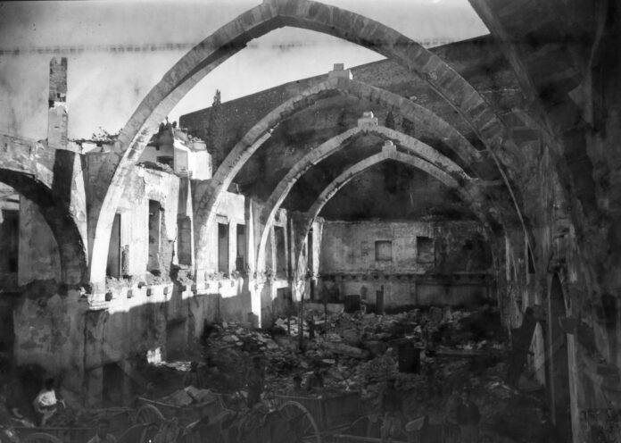Els arcs del convent de Santa Clara són avui encara un testimoni de la crema d’esglésies el 31 de juliol de 1936.