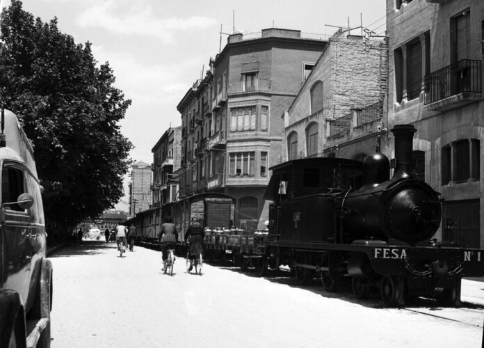 El Carrilet al seu pas per l’actual avinguda de la Generalitat de Tortosa. La fotografia és de 1957. / Família Cuyàs - Institut Cartogràfic i Geològic de Catalunya