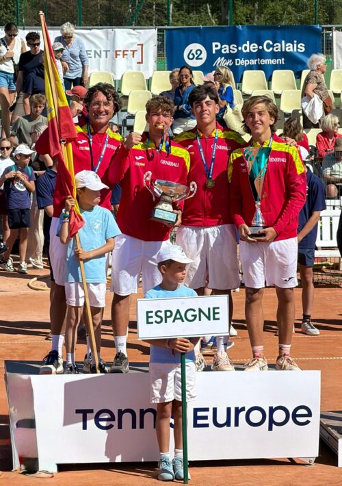 Ian Barroeta amb la selecció, campions de la Tennis Europe Summer Cup.
