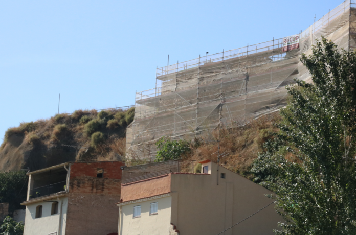 Les balisses de les obres, ja instal·lades a les muralles del castell.