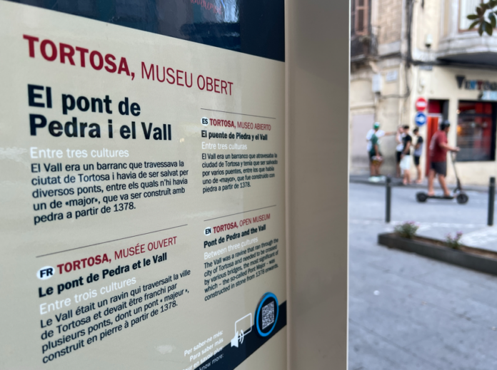 Senyalització dedicada al pont de Pedra i al barranc del Vall que travessava Tortosa