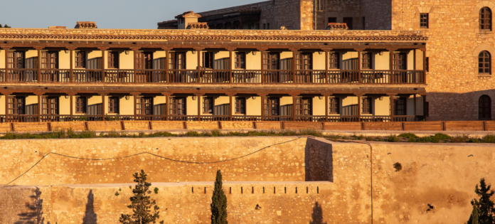 Vista de detall actual del Parador de Tortosa Castell de la Suda, un cop enllestides les obres de rehabilitació de les muralles de la fortalesa