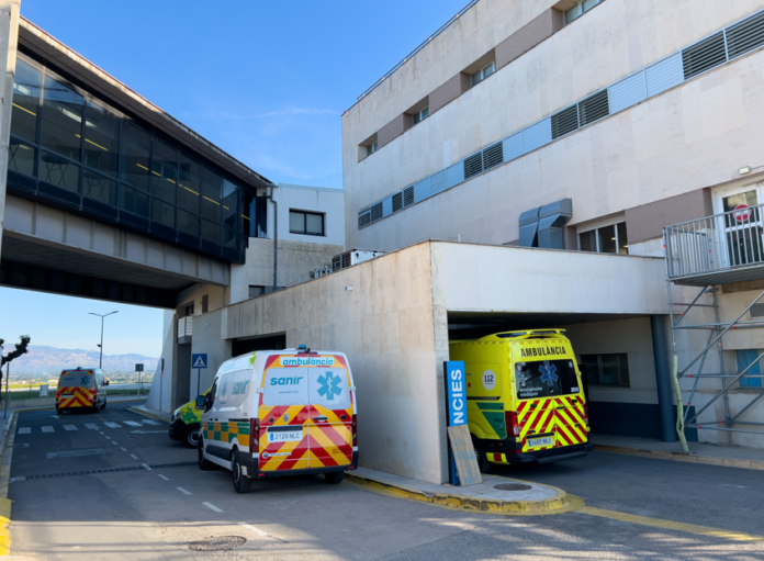 Diverses ambulàncies a l’àrea de recepció d’Urgències de l’Hospital Universitari de Tortosa Verge de la Cinta