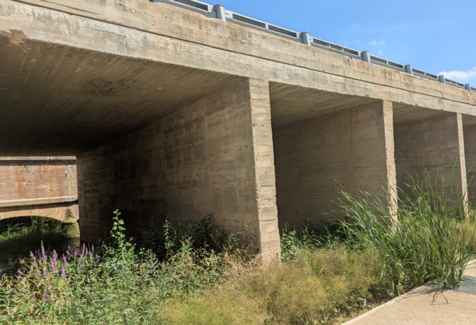 Calaixos ampliats sota la carretera per a facilitar la desembocadura del barranc, però que topen amb ulls de desaigüe molt menuts sota la plataforma del canal, com s’aprecia al fons