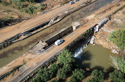 Imatge aèria —posterior a la tempesta Alice— del barranc que, venint des de l’esquerra, ha de travessar per baix la C-12, el canal i el vial de servei TV-34-43