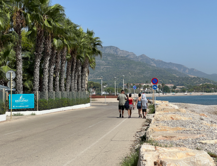 Quatre estiuejants passen pel davant de L’Estanyet, a les Cases d’Alcanar, un dels 15 càmpings que hi ha a les Terres de l’Ebre