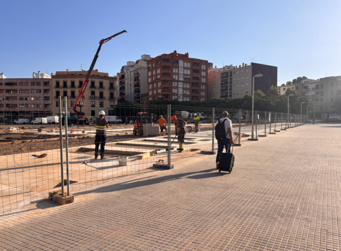 Les afiliacions al sector de la construcció han augmentat un 2,1 % a Catalunya. A la fotografia, obres del nou aparcament als terrenys d’Adif de Tortosa