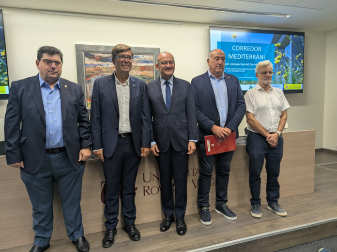 Calabuig, al centre, entre representants de les cambres, de la URV i de l’Ajuntament de Tortosa