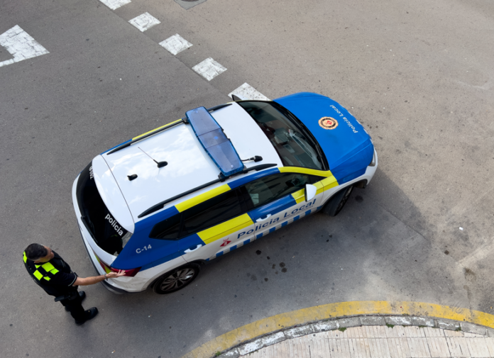 Un agent del cos de la Policia Local de Tortosa, durant un servei al nucli urbà de la ciutat