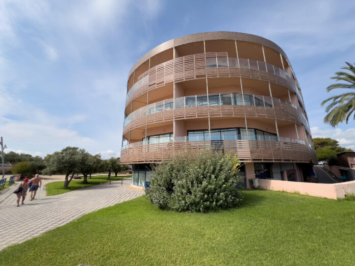 L’hotel Les Oliveres, ubicat a la costa del municipi del Perelló, és un dels 14 establiments de quatre estrelles que hi ha a la regió de l’Ebre. / Joan Josep Carot