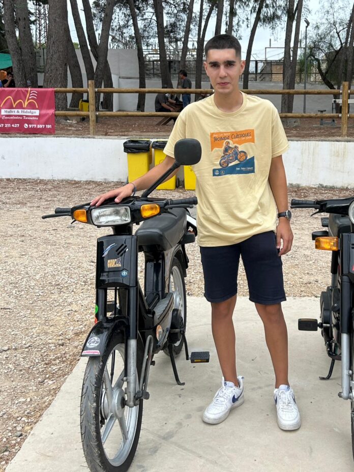 El jove aficionat als clàssics amb la seua primera moto