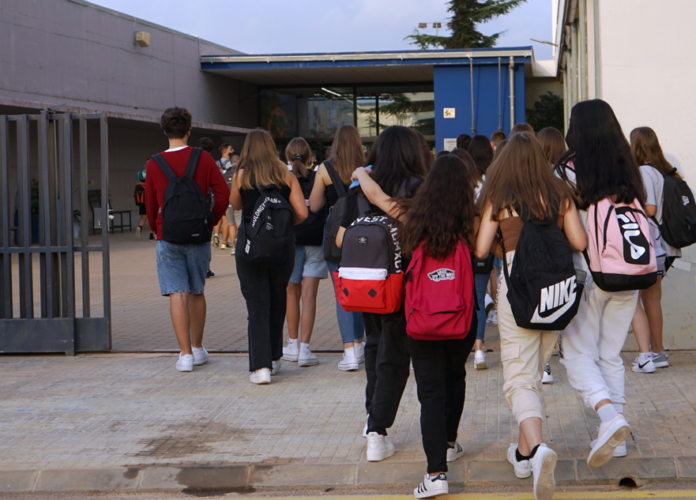 Alumnes d’Educació Secundària Obligatòria (ESO) entrant a l’Institut Sòl de Riu d’Alcanar