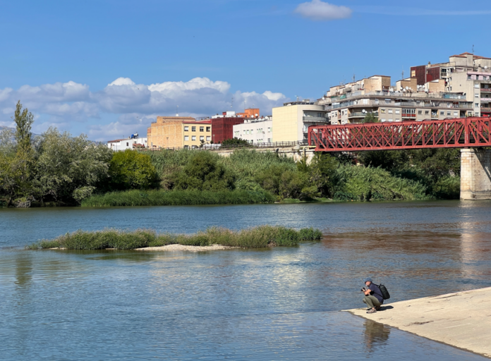 La reducció del cabal de l’Ebre al seu pas per Tortosa ha fet emergir petites illes enmig del riu