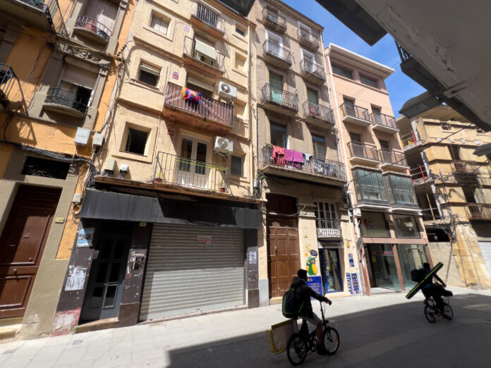 Diversos habitatges ubicats al carrer Sant Blai, al nucli antic de la ciutat de Tortosa