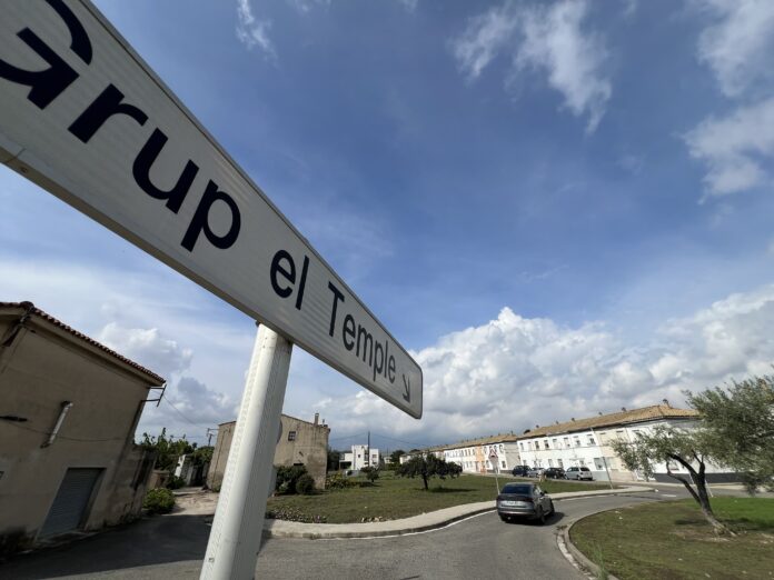 Senyalització de trànsit que indica l’accés al barri tortosí del Grup del Temple