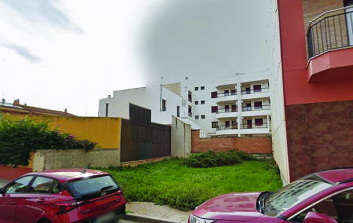 Un dels solars cedits a la Generalitat per a fer habitatge, al carrer Godall d’Amposta